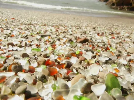 عکس پروفایل سنگ های شفاف خوشگل رنگارنگ در ساحل برای واتساپ