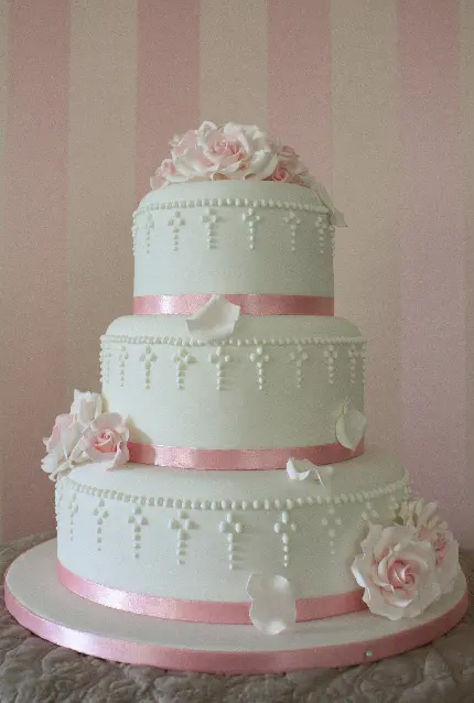 عکس استوک شگفت انگیز کیک عروسی با روبان های صورتی کم رنگ