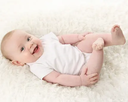 دانلود عکس نوزاد زیبا و بامزه روی فرش پشمی سفید و نرم
