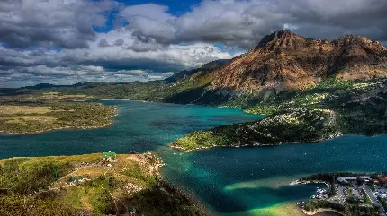 عکس خارق العاده و رویایی از کوه های سبز در کنار دریاچه 