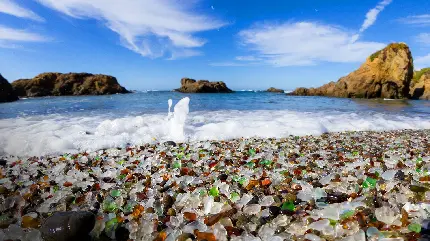 دانلود بک گراند سنگ های شیشه ای ساحلی در کنار موج های بزرگ