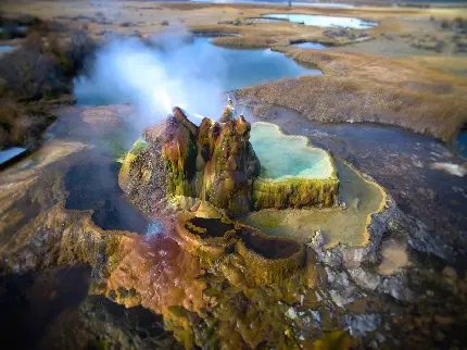 فایل تصویری HD از آبفشان چشم نواز استروکور یا Strokkur در کشور ایسلند