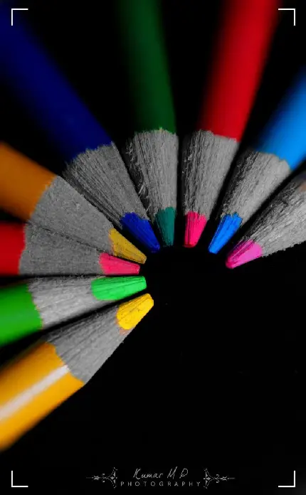 بک گراند مداد رنگی با زمینه مشکی و حاشیه شیک و ساده