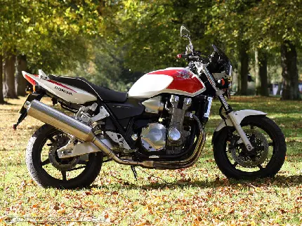تصویر موتور Honda CB1300 سفید و قرمز برای اینستاگرام