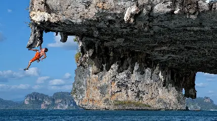 wallpaper خطرناک ترین صخره نوردی جهان روی دریا