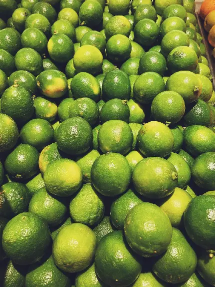 دانلود عکس لیمو سبز بزرگ در بازار با کیفیت نسبتا خوب
