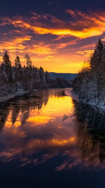 عکس غروب آفتاب طبیعی رودخانه در فصل سرد و برفی زمستان