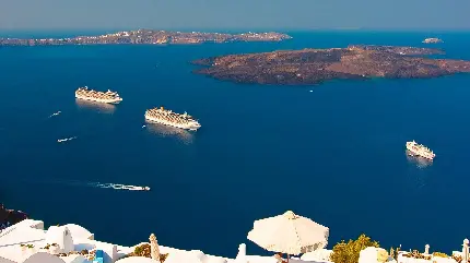داغ ترین تصویر دو کشتی تفریحی لاکچری روی دریای مواج آبی رنگ با کیفیت بالا