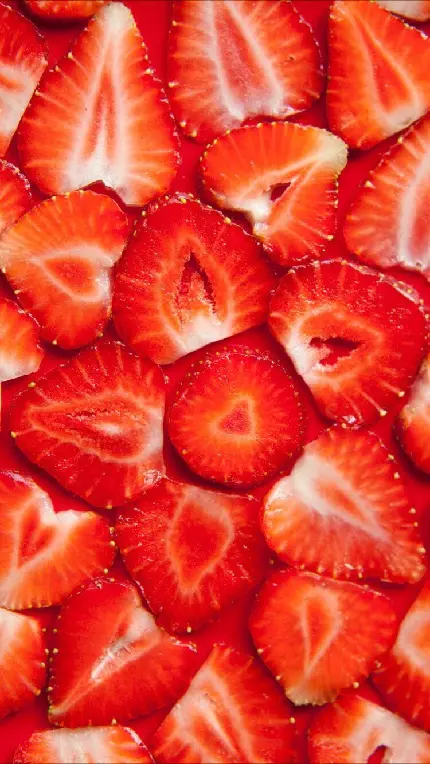 عکس استوک توت فرنگی های نصف شده نرم و آبدار با کیفیت بالا