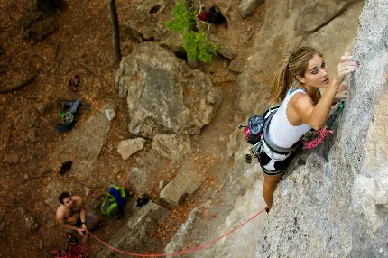 دانلود تصویر صخره نوردی تماشایی و خطرناک زن جوان