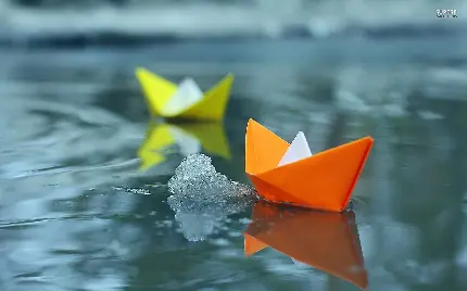 تصویر زمینه شیک قایق های کاغذی نارنجی و زرد در رودخانه