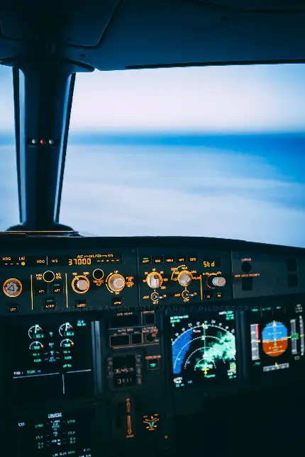 عکس استوک جذاب کابین خلبان هواپیمای در حال پرواز در آسمان