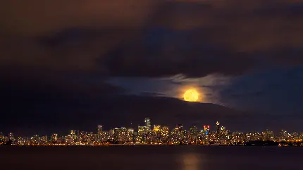 دانلود عکس ماه زرد در شب دیدنی یک شهر شلوغ با کیفیت بالا و کاملا رایگان