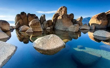جدیدترین عکس سنگ زیبا کنار دریا در لحظه طلوع آفتاب