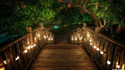 تصویر زمینه زیبای شب رویایی از پل چوبی و ریسه های چلچراغ
