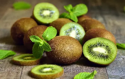 عکس تزئین میوه کیوی Kiwi با برگ های نعنا خوش عطر