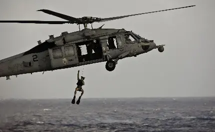 عکس دیدنی غواص شجاع نیروی دریایی در حال پرش از هلیکوپتر