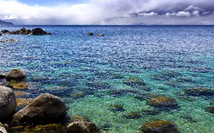 تصویر زمینه تک و کمیاب از یکی از زیباترین دریاهای جهان