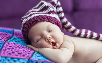 عکس نوزاد خوشگل خوابیده با تم بنفش شیک و همه پسند