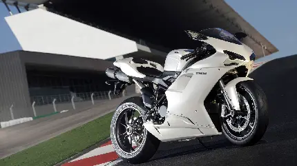 عکس زمینه موتور سیکلت سفید برند Ducati با کیفیت فوق العاده