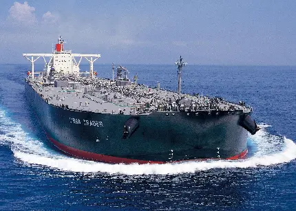 عکس منحصر به فرد کشتی نفت کش در حال تاختن در اقیانوس