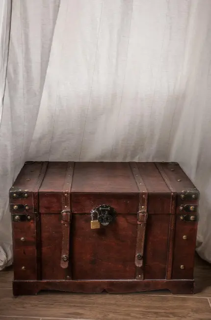 عکس صندوق خاطرات قدیمی با سبک سنتی و طرح چوبی باستانی