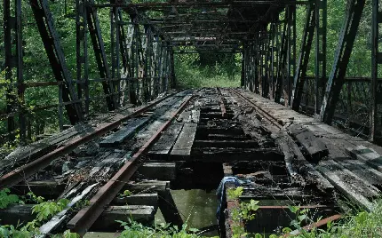 زمینه جالب و شگفت انگیز از راه آهن متروکه و خراب شده