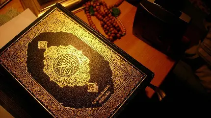 تصویر شگفت آور از قرآن مقدس با نوری زرد تابش به آن 