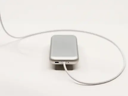 عکس باتری هدست واقعیت ترکیبی اپل با کابل متصل به آن با کیفیت دیدنی 2023