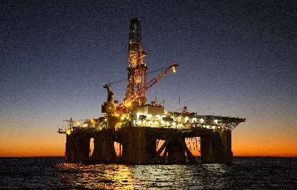 دانلود عکس پروفایل سکوی نفتی چراغانی شده روی آب در شب تاریک