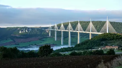 والپیپر منحصر به فرد و خاص از بلند ترین پل میلو 