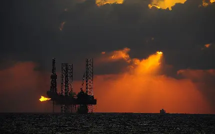 جدیدترین تصویر سکوی نفتی فرا ساحلی روی آب هنگام طلوع خورشید