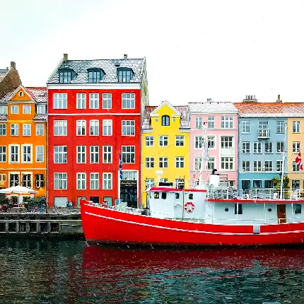 تصویر ساختمان های رنگارنگ و چشم گیر درکنار آب دریا ایتالیا 