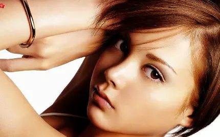تصویر زمینه دخترانه ژاپنی با آرایش ساده و شیک امروزی پسند