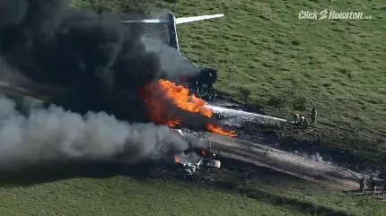 دانلود تصویر تماشایی خاموش کردن آتش هواپیمای سقوط کرده
