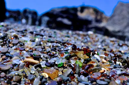 تصویرزمینه چشم نواز سنگ های رنگی شفاف و صیقلی در ساحل جزیره