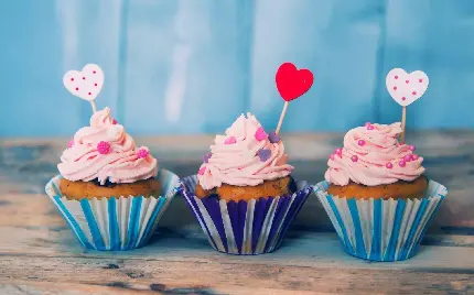 دانلود عکس استوک قشنگ کاپ کیک های خامه ای با تزئینات قلبی