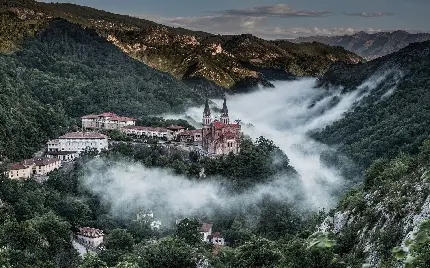 تصویری بسیار ملیح از قلعه بر فراز کوه و سراسر مه گرفته