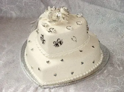 تصویر استوک منحصر به فرد کیک قلبی شکل دو طبقه مخصوص عروسی