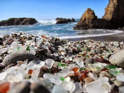 بک گراند فول اچ دی سنگ های شفاف ریز و درشت در ساحل دریا
