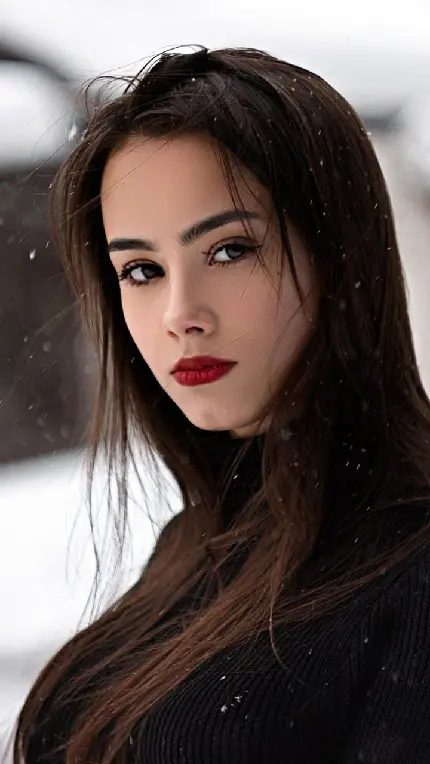 والپیپر دخترونه خاص از چهره مدل خوشگل زیر بارش برف زمستان