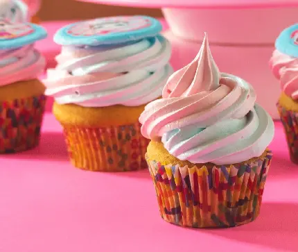 خوشگل ترین بک گراند فول اچ دی کیک فنجانی با خامه رنگارنگ 