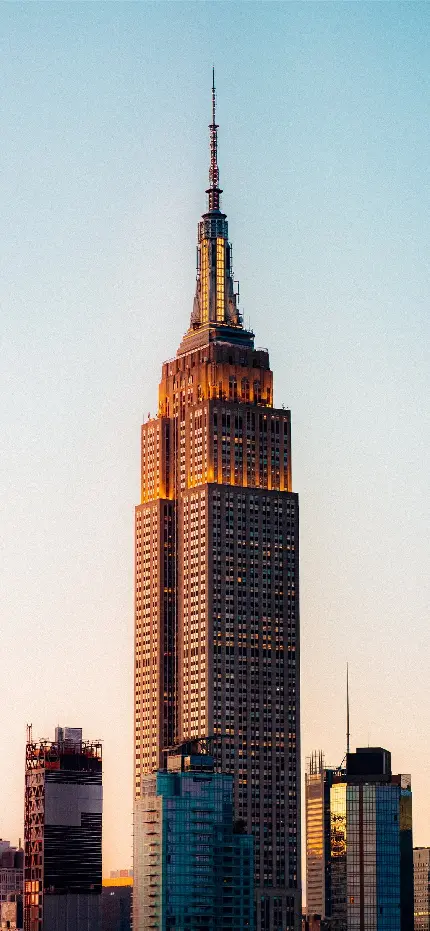 دانلود عکس فوق العاده زیبا از ساختمان بلند با آسمان صاف 
