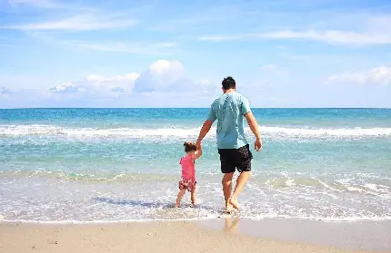 دانلود عکس ساده پدر و دختر از نمای پشت سر لب دریا 