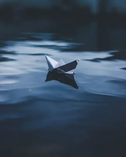 دانلود تصویر فوق العاده زیبا و هنری از قایق کاغذی Paper boat