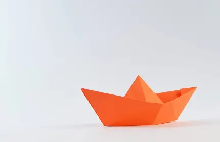 دانلود تصویر بامزه و کیوت قایق کاغذی نارنجی با زمینه سفید 