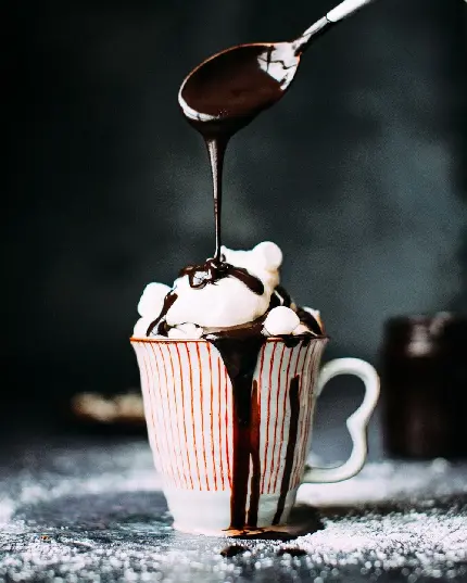 والپیپر شکلات داغ غلیظ با خامه در ماگ سفید مخصوص سامسونگ