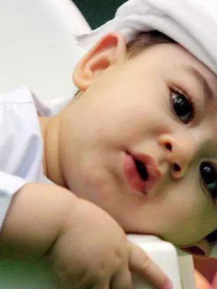 والپیپر کودکانه پسرانه ایرانی با کلاه و لباس سفید با کیفیت خوب