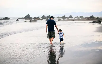 Profile زیبا و دلنشین پدر و پسر موقع قدم زدن کنار دریا 