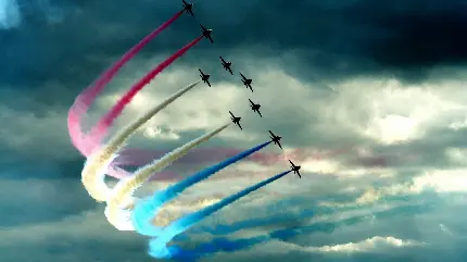 عکس استوک زیبای پرواز گروهی هواپیماها با دود ابری رنگارنگ